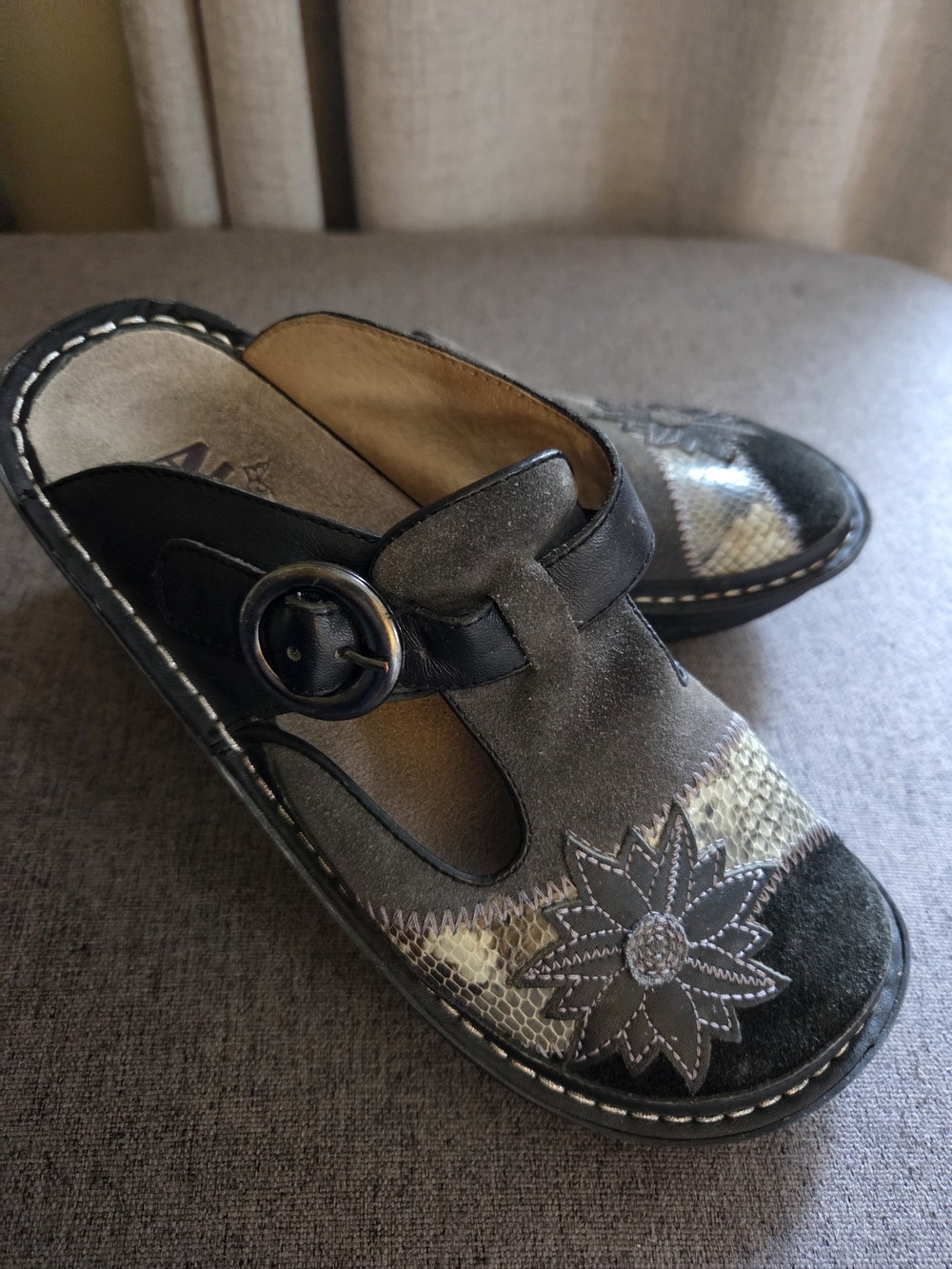 Traq by Alegria Black and Gray Floral Slide Mules
